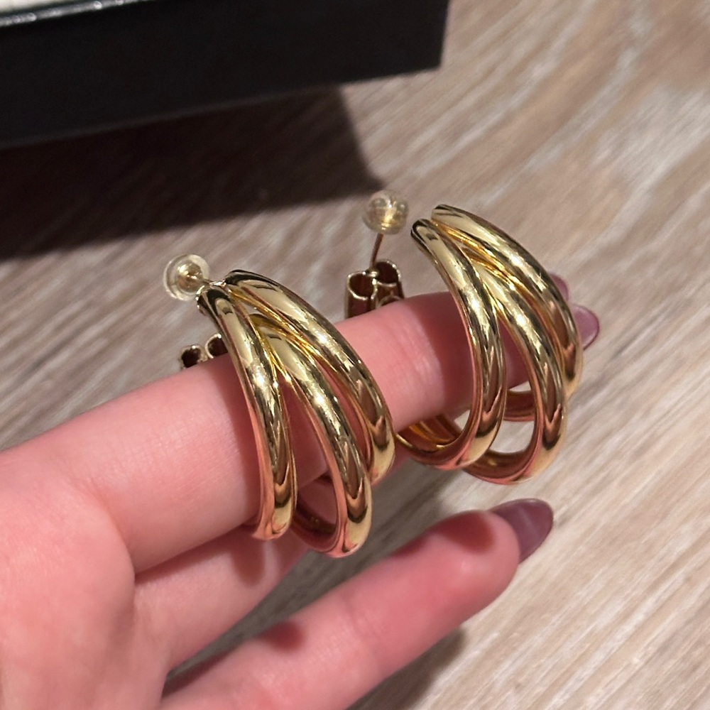 La Hearts Gold Hoop Earrings